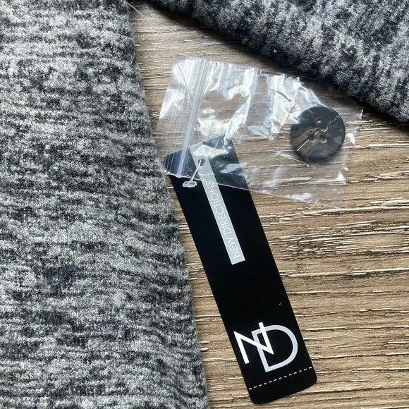 New Directions Grey Sweater Size Large - Picture 3 of 5